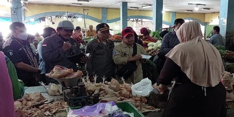 FOTO : IST/MATAKALTENG- Satgas Pangan saat melakukan pemantauan di Pasar Keramat Sampit, Jumat 14 April 2023