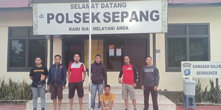 FOTO: IST/MATAKALTENG - Pelaku berinisial E, saat diamankan oleh pihak Polsek Sepang, Kabupaten Gunung Mas Provinsi Kalimantan Tengah.
