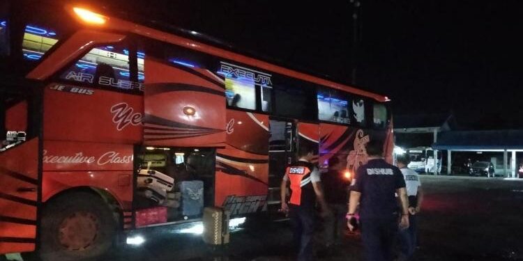 FOTO: AGUS/MATA KALTENG - Dinas Perhubungan saat melakukan pengecekan kelayakan Bus penumpang yang ada di Terminal Patih Rumbih Sampit, Jumat 14 April 2023.
