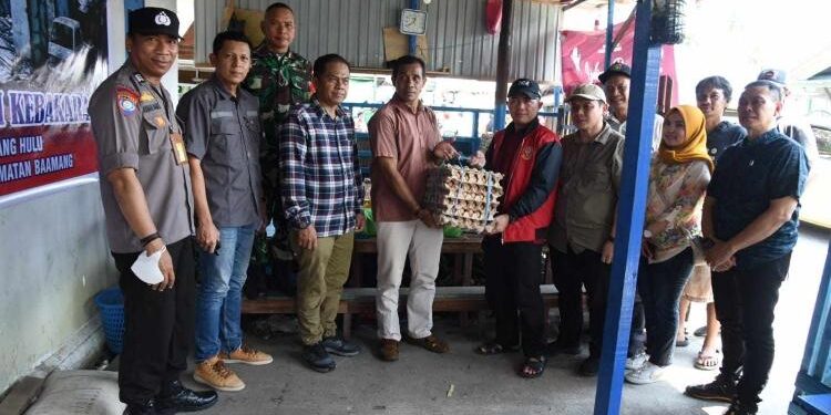 FOTO: IST/MATAKALTENG - Penyerahan bantuan bagi korban kebakaran di Jalan Baamang Hulu I RT 20 RW 02, Kelurahan Baamang Hulu, Kecamatan Baamang, Kabupaten Kotawaringin Timur.