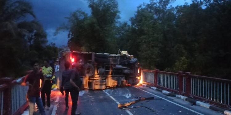 FOTO: HUMAS POLRESTA/MATAKALTENG - Kondisi Truk yang terbalik, usai terlibat kecelakaan dengan Isuzu Panther.