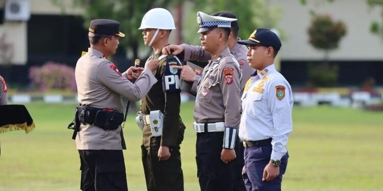 FOTO: RIZAL/MATAKALTENG - Kapolda Kalteng, Irjen Pol Nanang Avianto, pada saat menyematkan lencana Operasi Ketupat Telabang kepada personel.
