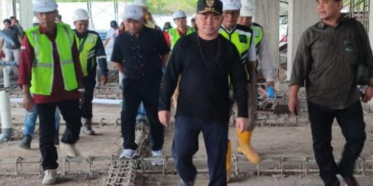 FOTO: OLIVIA/MATAKALTENG - Gubernur Kalteng Sugianto Sabran, saat memantau arus jalur jalan dan bangunan saat berkunjung ke daerah.