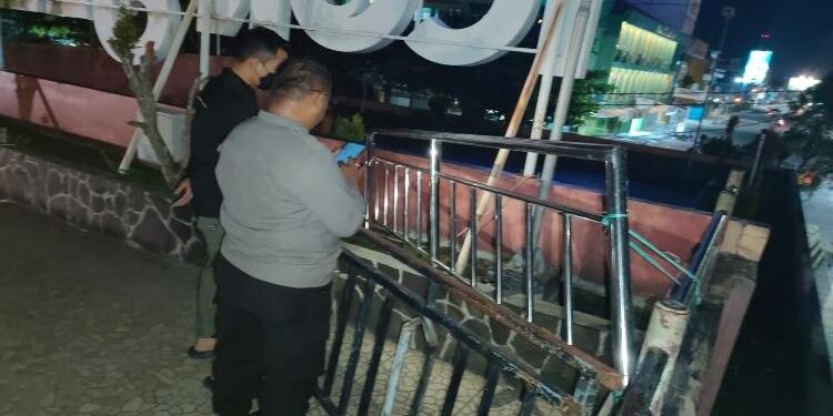 FOTO: IST/MATA KALTENG - Terlihat Petugas sedang melihat lokasi dimana korban tersebut tersengat listrik di Ikon Jelawat Sampit, Rabu 19 April 2023.