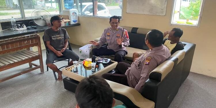 FOTO: HUMAS POLRESTA/MATAKALTENG - Kedua warga yang berseteru pada saat dilakukan mediasi oleh Jajaran Polsek Sabangau.