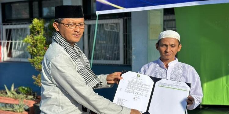 FOTO: RIZAL/MATAKALTENG - Kepala Lapas Kelas IIA Palangka Raya, Chandran Lestyono, pada saat menyerahkan remisi kepada WBP.