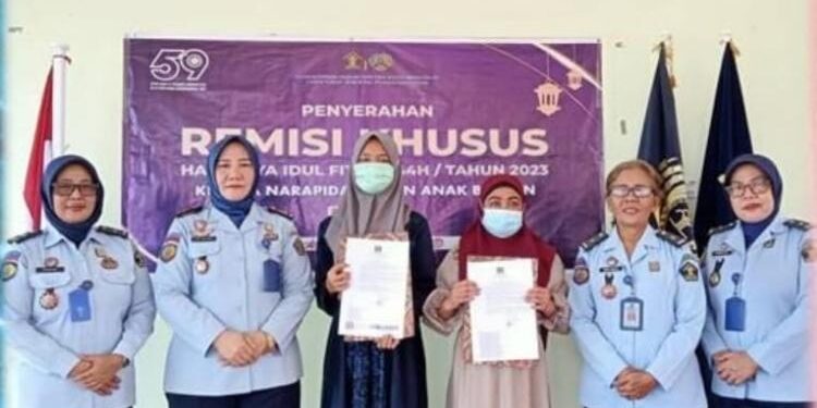 FOTO: HUMAS LAPAS/MATAKALTENG - Kepala lapas Perempuan Kelas IIA Palangka Raya, Sri Astiana, pada saat menyerahkan surat remisi.