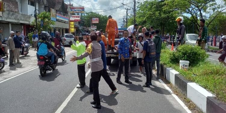 FOTO: RIZAL/MATAKALTENG - Personel Ditlantas Polda Kalteng, pada saat mengevakuasi korban.