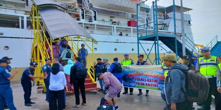 FOTO: IST/MATA KALTENG - Para pemudik mendapat pengamanan dari Satlantas Polres Kotim dan petugas KSOP dan Pelindo Sampit, Kamis 27 April 2023.