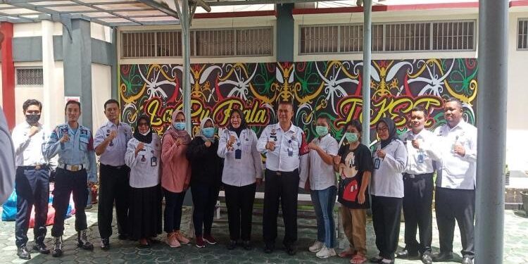 FOTO: RIZAL/MATAKALTENG - Kakanwil Kemenkumham Kalteng, Hendra Ekaputra bersama Kalapas Perempuan Kelas IIA Palangka Raya, Sri Astiana, saat berfoto bersama empat WBP bebas bersyarat.