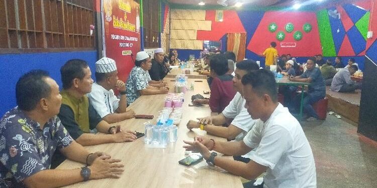 FOTO: DODY/MATA KALTENG - Kepengurusan KONI Kotim periode 2023-2027 saat menggelar acara silaturahmi dan makan bersama di rumah makan di Kota Sampit, Rabu 5 Maret 2023.