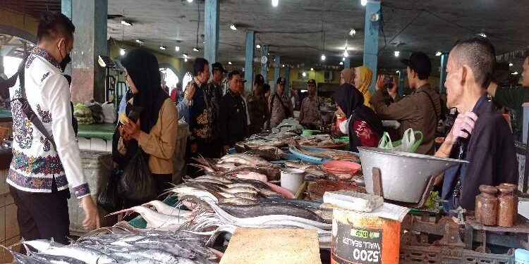 FOTO : DOK DEVIANA/MATAKALTENG - Bupati Kotim Halikinnor saat meninjau harga ikan di pasar PPM beberapa waktu lalu. 