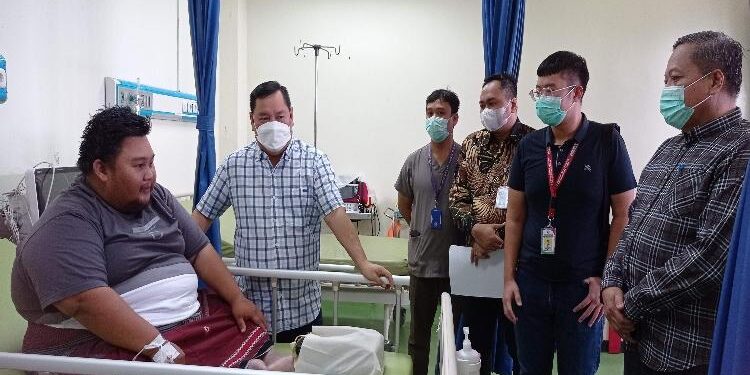 FOTO : DEVIANA/MATAKALTENG - Bupati Kotim Halikinnor didampingi Kadinkes Kotim Umar Kaderi dan pihak rumah sakit saat meninjau pasien keracunan di RSUD dr Murjani Sampit, Sabtu 1 April 2023.