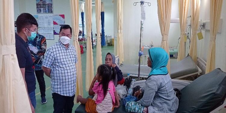 FOTO : DOK DEVIANA/MATAKALTENG - Bupati Kotim Halikinnor saat menyapa pasien di RSUD dr Murjani Sampit.