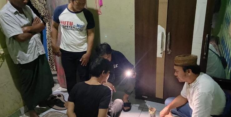 FOTO : IST/MATA KALTENG - Pelaku yang diduga pengedar sabu saat digeledah petugas kepolisian.