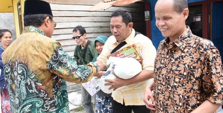 FOTO : IST/MATAKALTENG - Sekda Kalteng Nuryakin saat mengarahkan paket sembako kepada para penyandang disabilitas.