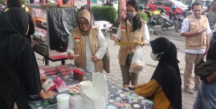 FOTO : DEVIANA/MATAKALTENG - BPOM Palangka Raya saat mengambil sampel mamin di Pasar Ramadan Sampit, taman Kota, Sabtu 1 April 2023.