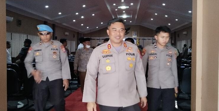 Kapolres Kotim AKBP Sarpani (tengah)