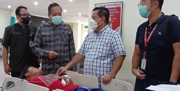 FOTO : DEVIANA/MATAKALTENG - Kadinkes Kotim Umar Kaderi mendampingi Bupati Kotim Halikinnor membesuk pasien keracunan Kue Ipau di RSUD dr Murjani Sampit, Sabtu 1 April 2023.