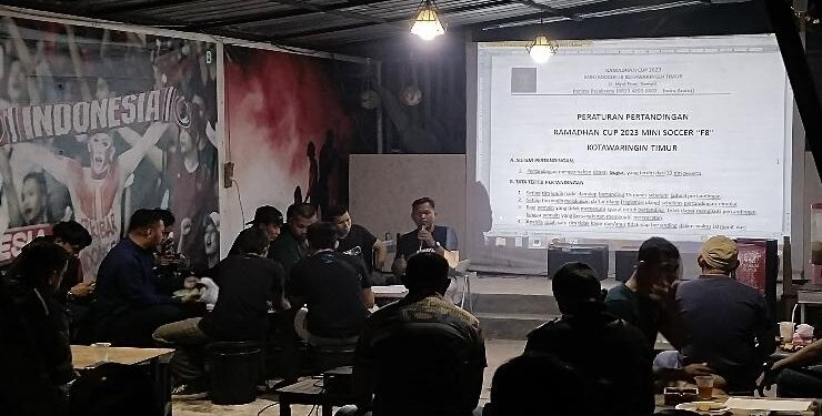 FOTO : AGUS/MATA KALTENG - Panitia Turnamen Mini Soccer Ramadan Cup 2023 Sampit, saat melakukan teknikal meeting bersama delegasi dari club di Sampit, Sabtu, 1 Maret 2023.