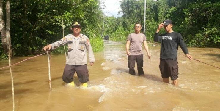 FOTO : IST/MATAKALTENG - Kapolsek Dusun Utara beserta anggota menggelar patroli mitigasi bencana banjir di wilayah hukum Polsek setempat.