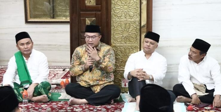 FOTO : IST/MATAKALTENG - Usai audiensi, Rektor IPB berkesempatan memberikan Kultum setelah menunaikan Salat Isya dan Tarawih berjamaah bersama Gubernur di Musholla As-syifa di Komplek Istana Isen Mulang.