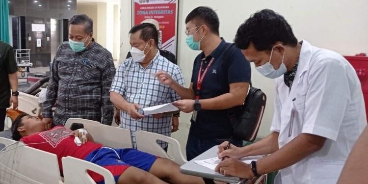 FOTO : DOK DEVIANA/MATAKALTENG - Kadinkes Kotim, Umar Kaderi saat mendampingi Bupati Kotim, H Halikinnor (baju kotak putih) saat membesuk pasien keracunan, Sabtu 1 April 2023 lalu. 