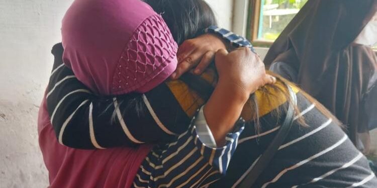 FOTO: HUMAS POLDA/MATAKALTENG - NR pada saat bertemu dengan orang tuanya.