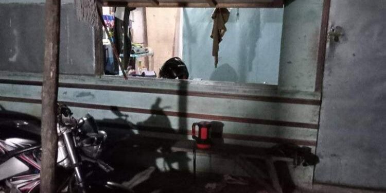 FOTO: IST/MATA KALTENG - Keadaan rumah yang dibobol maling di bagian jendela dengan disangga menggunakan kayu pell, Minggu 2 Maret 2023 malam.
