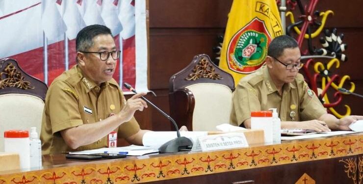 Asisten Perekonomian dan Pembangunan (Ekobang) Leonard S. Ampung,
(kiri)