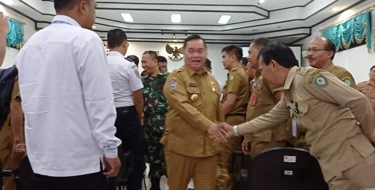 FOTO : DEVIANA/MATAKALTENG - Bupati Kotim Halikinnor saat menyapa Kepala OPD usai rapat koordinasi persiapan Lebaran, Senin 3 April 2023.