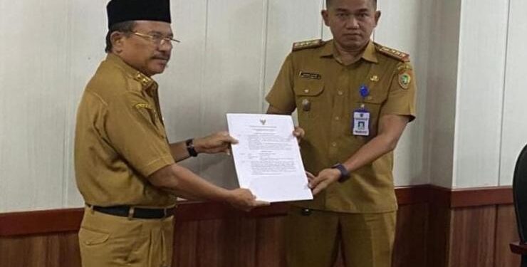 FOTO : IST/MATAKALTENG - Sekda Kalteng Nuryakin serahkan surat perintah pelaksana tugas Kepala Pelaksana BPBPK Kalteng kepada Ahmad Toyib, Senin 3 April 2023.