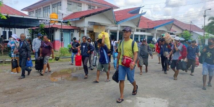 FOTO: DOK DEVIANA/MATAKALTENG - Ratusan warga saat akan mudik melalui jalur laut di Pelabuhan Sampit awal Ramadan lalu.