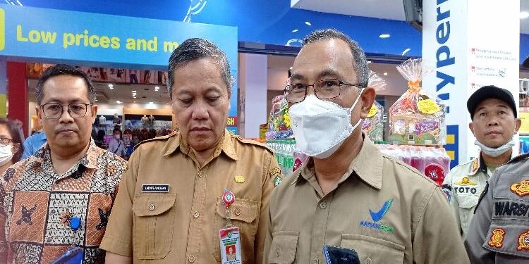 FOTO : Kepala BBPOM Palangkaraya Safriansyah didampingi Kepala Dinkes Kotim Umar Kaderi.