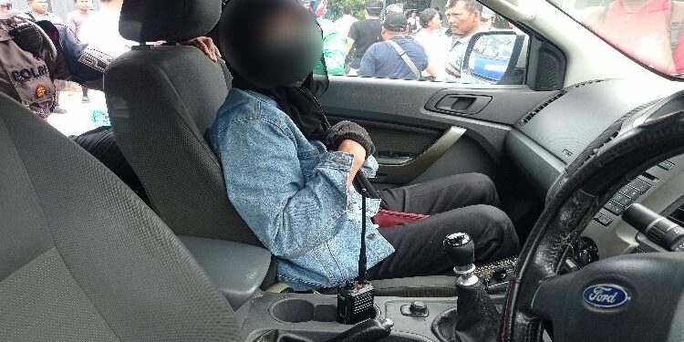 FOTO: RIZAL/MATAKALTENG - Pelaku pada saat diamankan Resmob dan Satlantas Polresta Palangka Raya.
