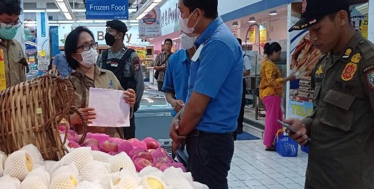 FOTO ; DEVIANA/MATAKALTENG - Tim BBPOM Palangka Raya saat melakukan pemeriksaan mamin di salah satu ritel modern di Kota Sampit, Selasa 4 April 2023.