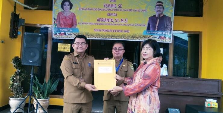 FOTO : APRIANTO/MATA KALTENG - Suasana sertijab dan pisah sambut Kepala Disdikpora Kabupaten Gumas, di halaman kantor disdikpora setempat, Senin, 3 April 2023 sore.