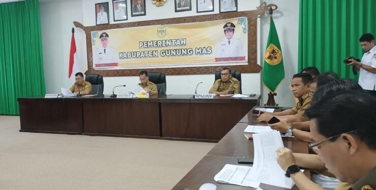 FOTO : DISKOMINFO SANTIK/MATA KALTENG - Bupati Gumas Jaya Samaya Monong yang diwakili oleh Asisten III Setda Letus Guntur (tengah) bersama Inspektur Dihel dan Sekretaris BKAD Osner Sagala, memimpin rakor terkait evaluasi MCP KPK, di ruang rapat lantai 1 kantor bupati, Selasa, 4 April 2023.