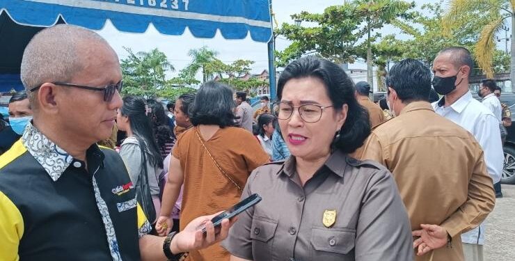 FOTO : SID/MATA KALTENG - Anggota DPRD Kabupaten Gumas Rayaniatie Djangkan ketika diwawancara awak media, saat pelaksanaan operasi pasar, di Taman Kota Kuala Kurun, Senin, 3 April 2023.