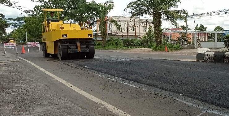 FOTO : DEVIANA/MATAKALTENG - Perbaikan Jalan Jendral Sudirman Sampit, Rabu 5 April 2023.