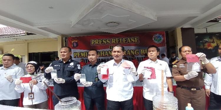 FOTO: RIZAL/MATAKALTENG - Direktur Resnarkoba Polda Kalteng, Kombes Pol Nono Wardoyo (tengah), pada saat menunjukkan barang bukti sabu.