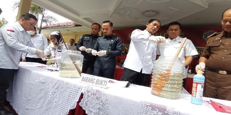 FOTO: RIZAL/MATAKALTENG - Direktur Resnarkoba Polda Kalteng, Kombes Pol Nono Wardoyo, pada saat melakukan pemusnahan barang bukti sabu.