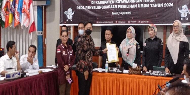 FOTO: DEVIANA/MATAKALTENG - Ketua KPU Siti Fatonah Purnaningsih saat menerima laporan DPS dari Ketua PPK Tualan Hulu, Rabu 5 April 2023.