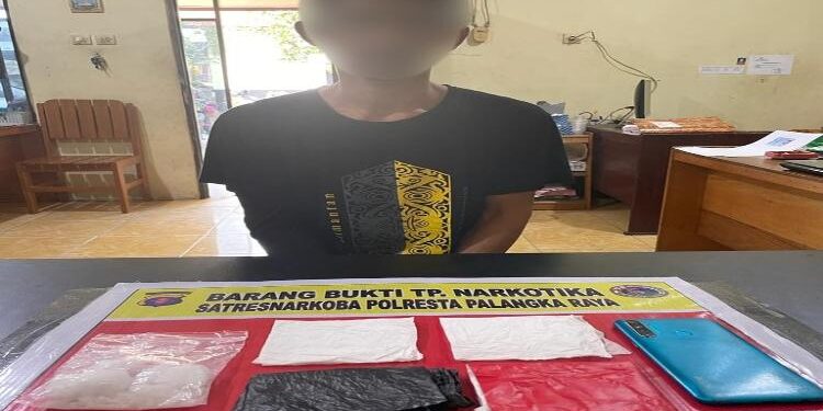 FOTO: HUMAS POLRESTA/MATAKALTENG - Pelaku beserta barang bukti pada saat diamankan polisi.