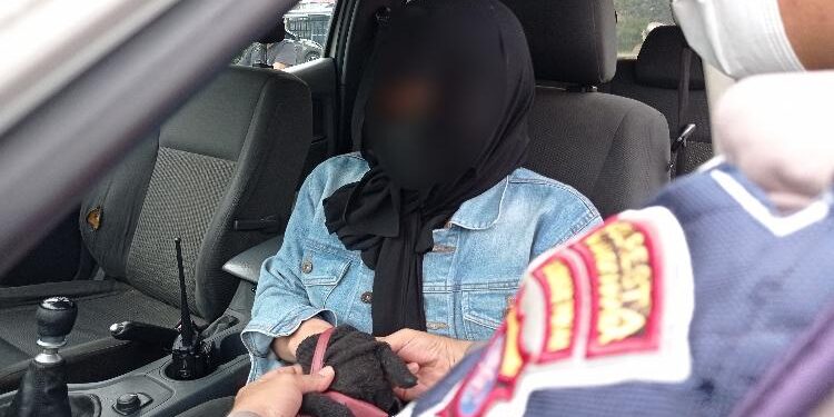 FOTO: RIZAL/MATAKALTENG - Pelaku pada saat berhasil diamankan polisi.