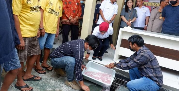 FOTO : AGUS/MATA KALTENG - Pemusnahan narkotika di halaman mapolres Kotim, Rabu, 5 April 2023.