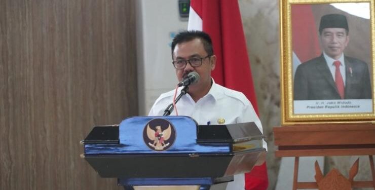 Staf Ahli Gubernur Kalteng, Herson B. Aden saat membuka kegiatan sosialisasi