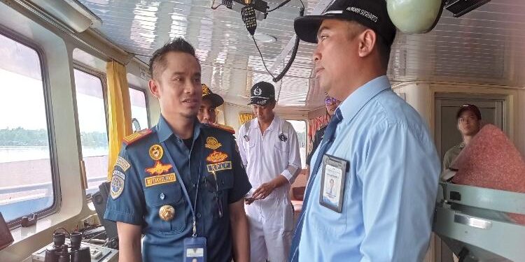 FOTO : DEVIANA/MATAKALTENG - Kepala KSOP Kelas III Sampit Kapten Miftahul Hadi dan Manajer DLU Cabang Sampit saat melihat sarana dan prasarana KM Kirana I, Kamis 6 April 2023.