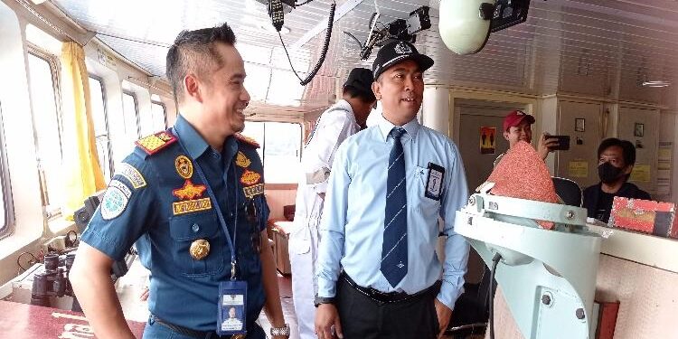 FOTO : DEVIANA/MATAKALTENG - Manajer DLU Cabang Sampit Hendrik Sugiharto saat mendampingi Kepala KSOP Kelas III Sampit meninjau KM Kirana I saat bersandar di Pelabuhan Sampit, Kamis 6 April 2023.