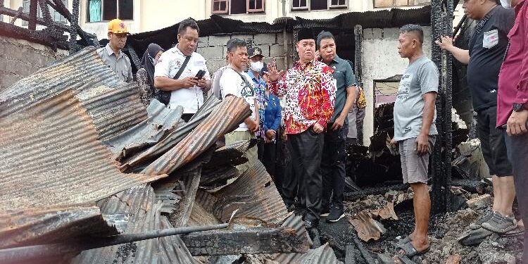 FOTO : DEVIANA/MATAKALTENG - Bupati Kotim Halikinnor didampingi Sekretaris Daerah Fajrurrahman saat meninjau lokasi kebakaran, Kamis 6 April 2023.